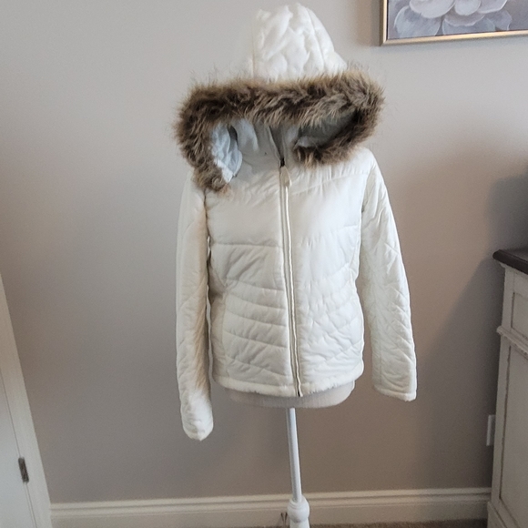 Barely worn white puffy detachable hooded jacket - Picture 4 of 7